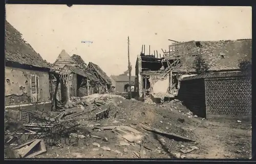 Foto-AK Combles, Le village détruit pendant la bataille de la Somme 1916