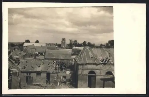 Foto-AK Courcelette, Vue des toits endommagés et de l`église en arrière-plan