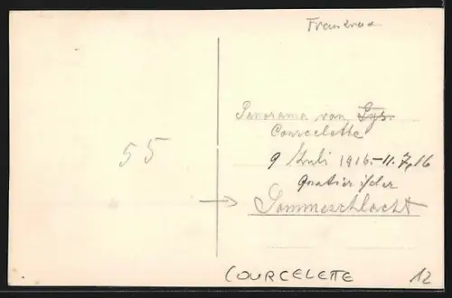 Foto-AK Courcelette, Vue des toits endommagés et de l`église en arrière-plan