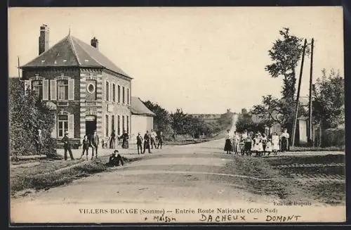 AK Villers-Bocage /Somme, Entrée Route Nationale côté sud avec des passants et une maison en briques