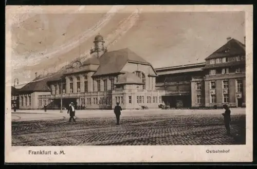 AK Frankfurt a. M., Ostbahnhof mit Passanten