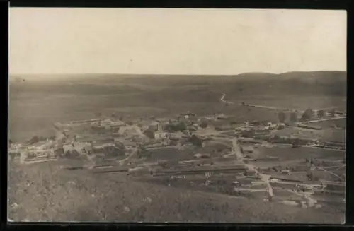 Foto-AK Hattonville, Vue aérienne du village entouré de paysages ruraux