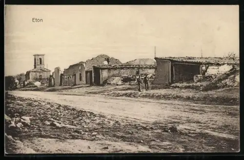 AK Éton, Vue de la rue principale avec bâtiments en ruines et église au fond
