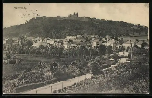 AK Montmédy, Vue panoramique de la ville avec la colline et la forteresse en arrière-plan