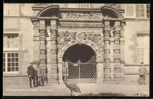 AK Louppy, Portail d`entrée du château avec sculptures ornées et personnes devant