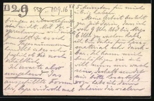 AK Louppy, Portail d`entrée du château avec sculptures ornées et personnes devant