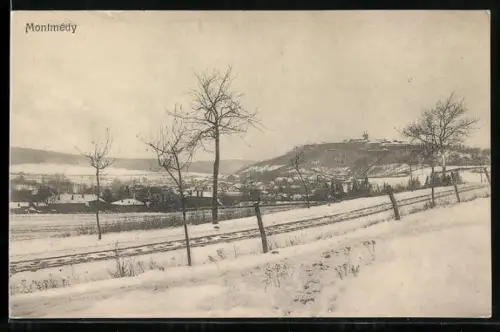 AK Montmédy, Paysage hivernal avec vue sur la forteresse et la campagne enneigée