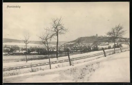 AK Montmédy, Vue hivernale de la ville avec la forteresse en arrière-plan