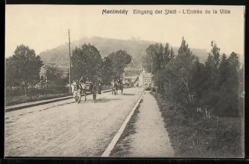 AK Montmédy, L`Entrée de la Ville avec chevaux sur la route