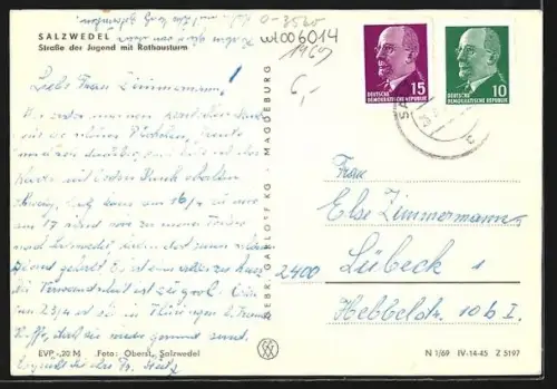 AK Salzwedel, Strasse der Jugend mit Rathausturm