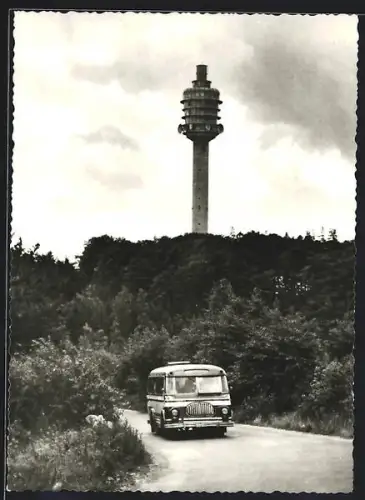 AK Kulpenberg /Kyffh., Fernsehturm Kulpenberg, Omnibus auf Landstrasse