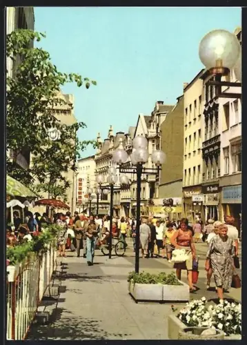 AK Halle /Saale, Mittlere Clement-Gottwald-Strasse mit Passanten