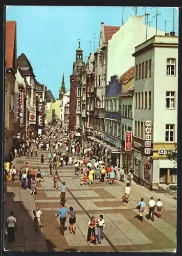 AK Halle /Saale, Passanten in der Klement-Gottwald-Strasse