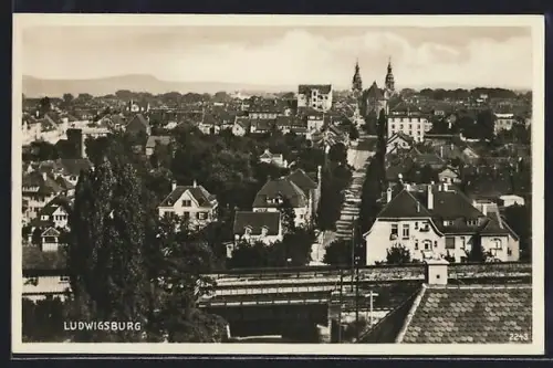 AK Ludwigsburg / Württemberg, Totalansicht mit Bahngleisen und Blick zur Kirche