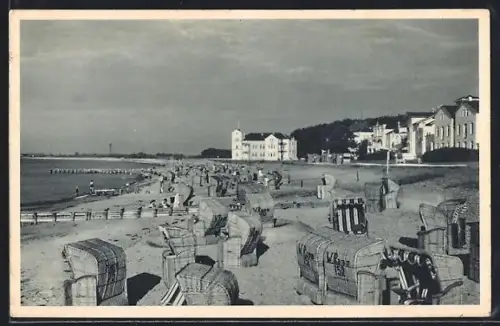 AK Heiligendamm, Ostseestrand mit Strandkörben und Buhnen