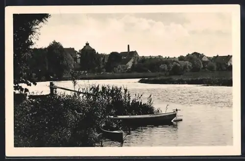 AK Beeskow, Uferpartie an der Spree mit Blick nach dem Ort