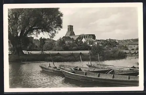 AK Beeskow, Blick zur Stadt mit der Marienkirche, im Vordergrund Ruderboote an der Spree