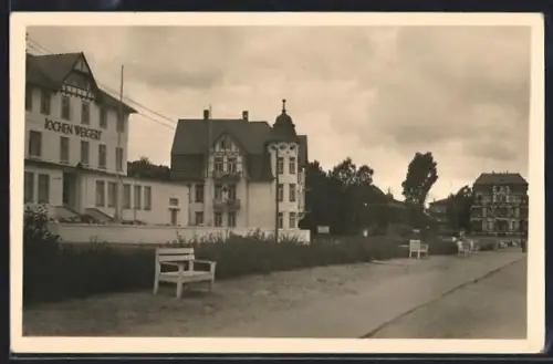 AK Kühlungsborn, Strassenpartie am Erholungsheim Jochen Weigert