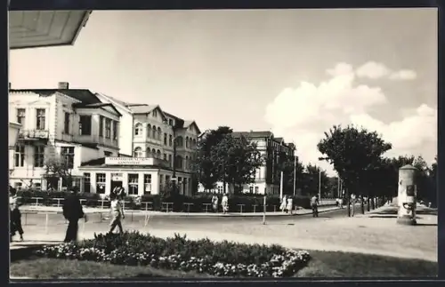 AK Ahlbeck / Ostseebad, Partie an der Promenade mit Gaststätte