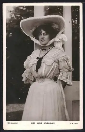 AK Schauspielerin Marie Studholme im eleganten Kleid mit Hut