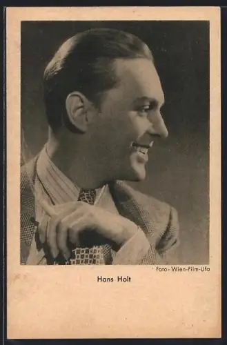 AK Schauspieler Hans Holt mit Zigarette in der Hand