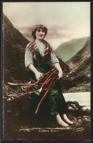 AK Schauspielerin Colleen Bawn mit Feuerholz im Arm vor Berglandschaft