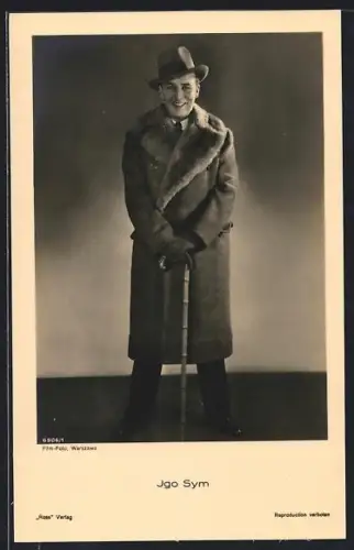 AK Schauspieler Igo Sym im Mantel mit Gehstock