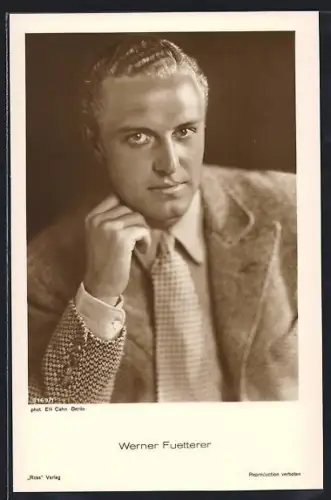 AK Schauspieler Werner Fuetterer mit Kopf auf Hand gestützt