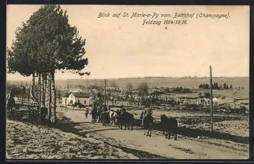 AK Ste-Marie-a-Py, Ortsansicht vom Bahnhof aus, mit Soldaten auf der Landstrasse