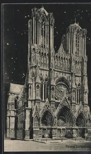 AK Reims, Cathédrale Notre-Dame illuminée sous un ciel étoilé