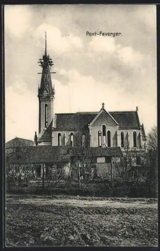 AK Pont-Faverger, Église avec son clocher distinctif et jardins environnants