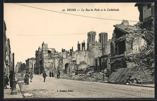 AK Reims, La Rue de Vesle et la Cathédrale