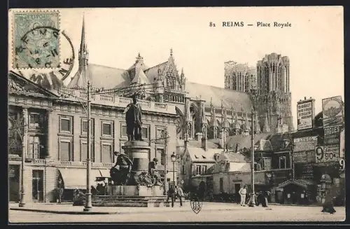 AK Reims, Place Royale avec vue sur la cathédrale et statue centrale
