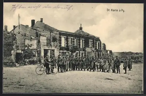 AK St. Marie à Py, Soldats posant devant un bâtiment en ruines