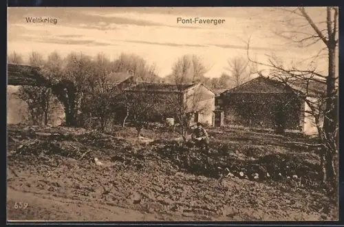 AK Pont-Faverger, Scène de guerre avec bâtiments et arbres en arrière-plan