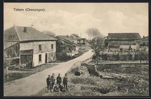 AK Tahure /Champagne, Vue du village avec habitants devant les maisons