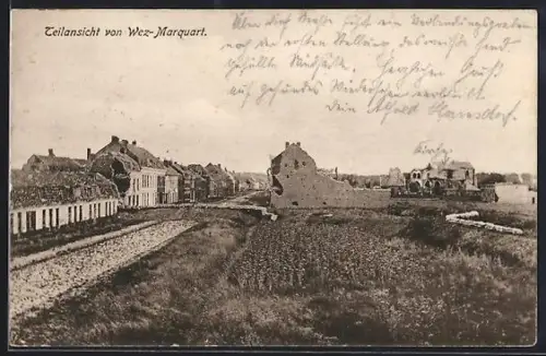 AK Wez-Marquart, Vue partielle du village avec bâtiments et champs en arrière-plan