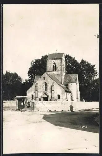 AK Saint-Masmes, Église entourée de murs avec arbres en arrière-plan