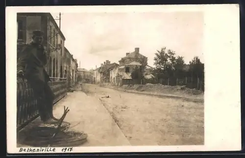 AK Betheniville, Rue du village avec un soldat en 1917