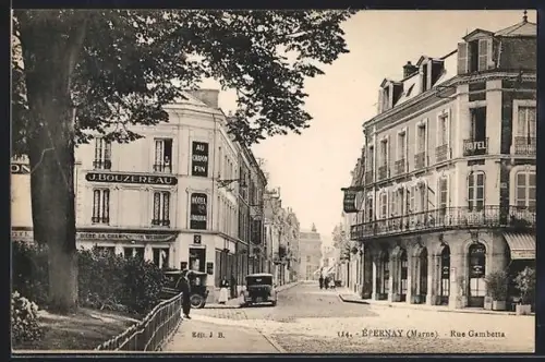 AK Épernay /Marne, Rue Gambetta avec hôtels et voitures anciennes