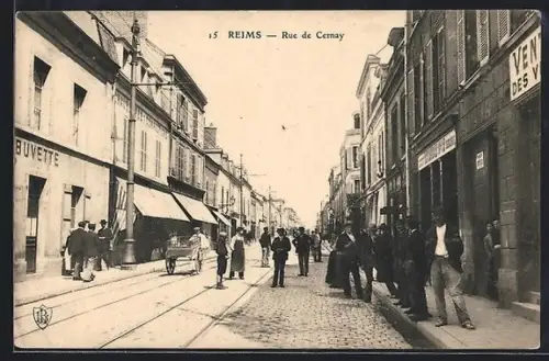 AK Reims, Rue de Cernay animée avec passants et boutiques