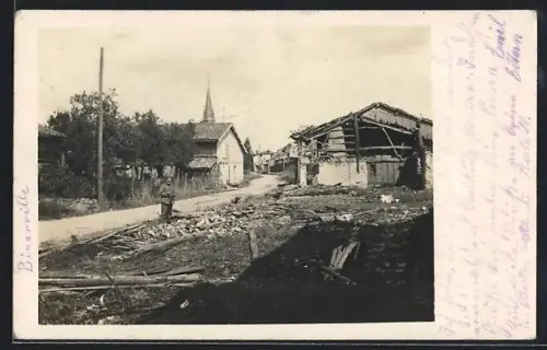 AK Binarville, Vue de la rue principale avec bâtiments endommagés et clocher à l`arrière-plan