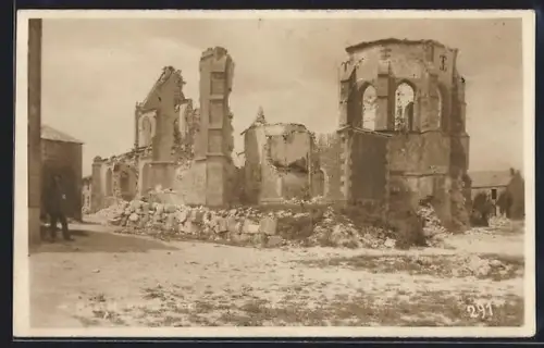 AK Cernay-en-Dormois, Ruines de l`église après la destruction en 1916
