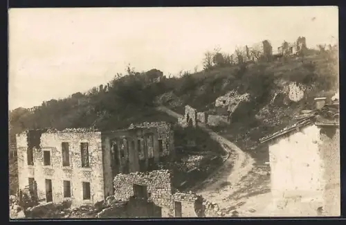 AK La Cheppe, Ruines sur la colline après la destruction