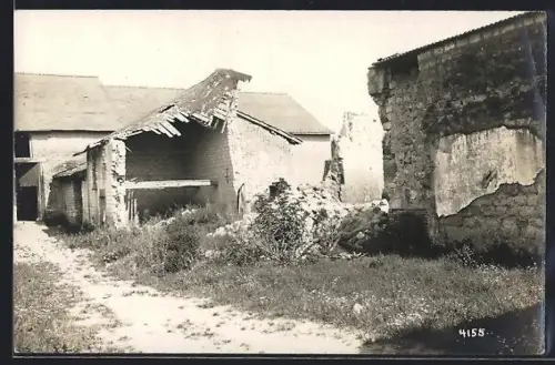 AK Heutrégiville, Maison en ruine dans le village