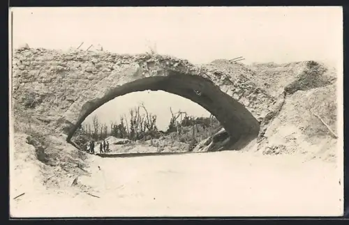 AK Fresnes-lès-Reims, Pont ferroviaire partiellement détruit près du village, 1917