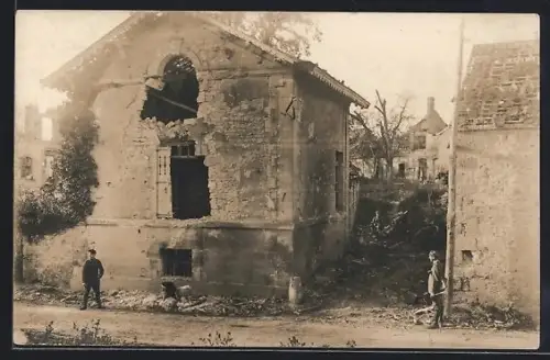 AK Chemin des Dames, Maison en ruines avec deux hommes devant, 1916