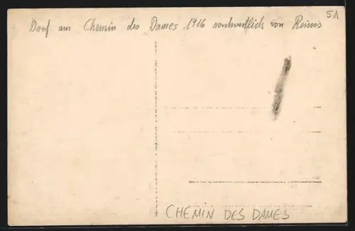AK Chemin des Dames, Maison en ruines avec deux hommes devant, 1916