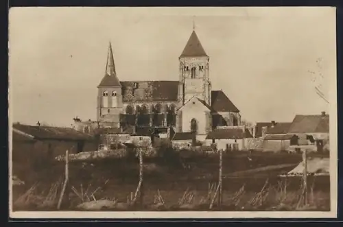AK Lavannes, Vue de l`église du village avec maisons environnantes