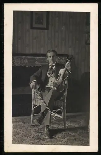 Foto-AK Geiger sitzend mit seinem Instrument